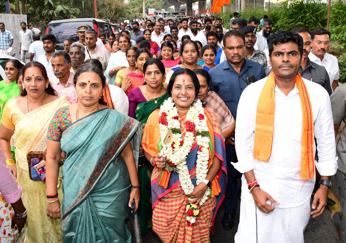 VanathiBJP's tweet photo. பழனிக்கு தைப்பூச பாதயாத்திரையை துவங்கினேன்.
துவக்கி வைத்த அன்பு சகோதரர் திரு @annamalai_k &amp;
 @BJP4TamilNadu சகோதர,சகோதரிகள் , மகளிரணி நிர்வாகிகளுக்கு எனது நன்றிகள் .

வெற்றிவேல் முருகனுக்கு அரோகரா! https://t.co/J0hHYwPrEB