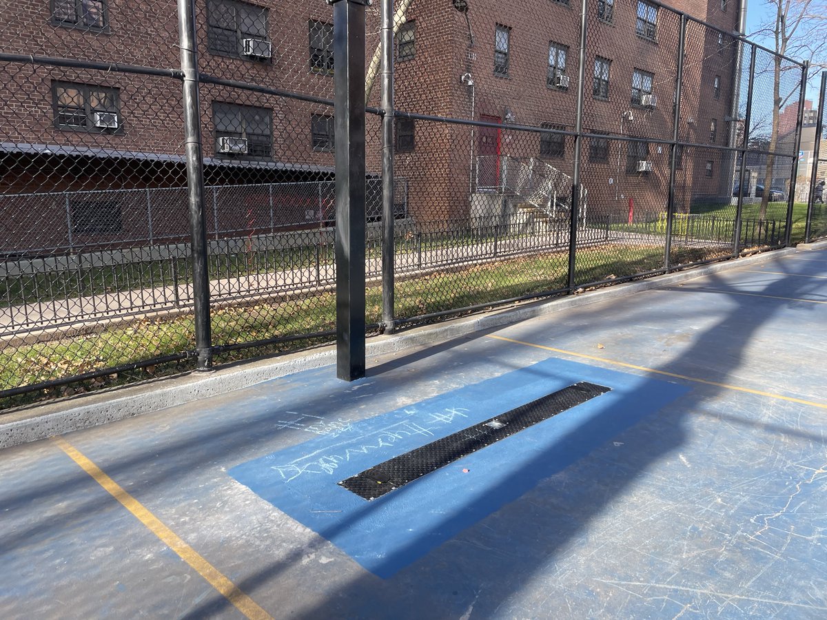 NYCHA's tweet photo. Retractable soccer goal posts have been added to Rutgers Houses, thanks to the nonprofit, @OverUnderPlay. Residents now get to choose between soccer or basketball.

https://t.co/pOCqDcmFIq

#NYCHAResidents #ConnectedCommunities https://t.co/Cpz7lhyxCS