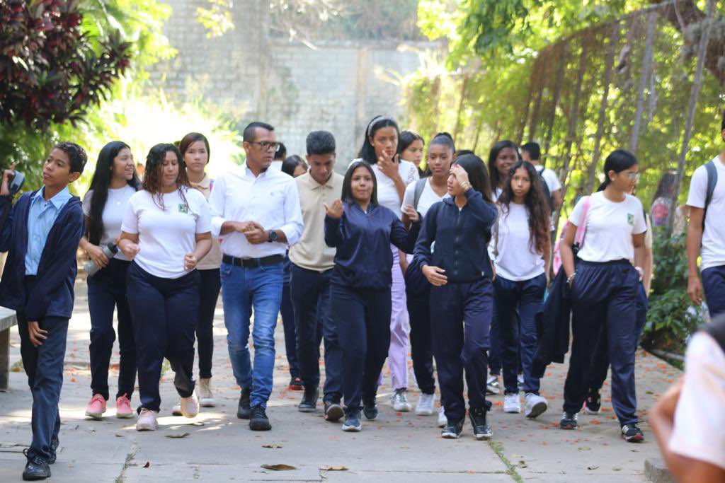 La calidad educativa la construimos con participación, convivencia y la solidaridad. Hoy en #Petare estuvimos en el Liceo Mariano Picon Salas escuchamos las propuestas académicas, culturales y deportivas. ¡Vamos Pa’lante! <a href="/NicolasMaduro/">Nicolás Maduro</a> #LasSancionesCastiganLaSalud