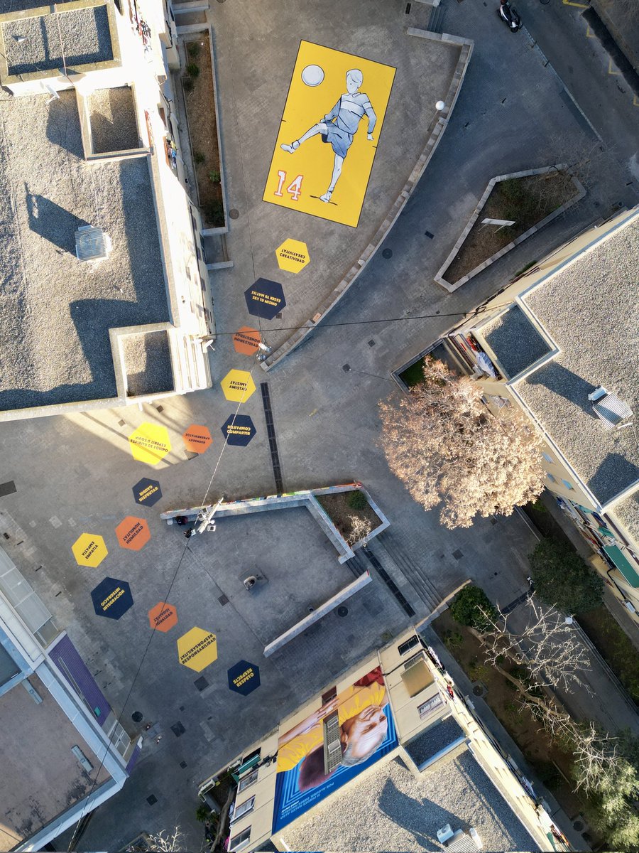 FundacionCruyff's tweet photo. Creando espacio en el barrio de La Florida! Un nuevo Creative Cruyff Court Creativo para seguir transformando los espacios urbanos para que niñas, niños y jóvenes puedan jugar en la calle. 🤜🤛

Próxima parada: Londres!

#CruyffLegacy
#25YearsOfCreatingSpace
#SpaceToPlay https://t.co/Xpl3TBtISD