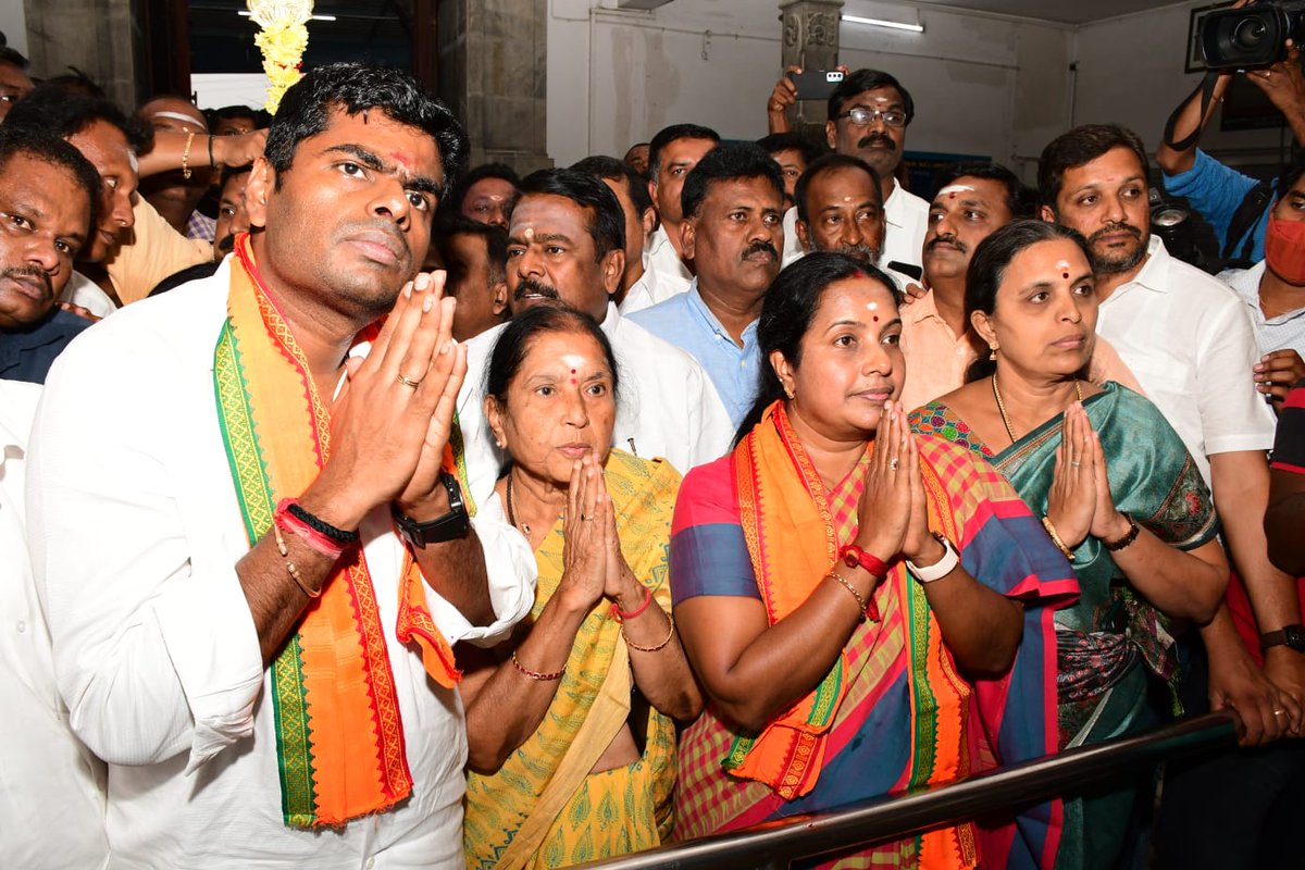 VanathiBJP's tweet photo. பழனிக்கு தைப்பூச பாதயாத்திரையை துவங்கினேன்.
துவக்கி வைத்த அன்பு சகோதரர் திரு @annamalai_k &amp;
 @BJP4TamilNadu சகோதர,சகோதரிகள் , மகளிரணி நிர்வாகிகளுக்கு எனது நன்றிகள் .

வெற்றிவேல் முருகனுக்கு அரோகரா! https://t.co/J0hHYwPrEB