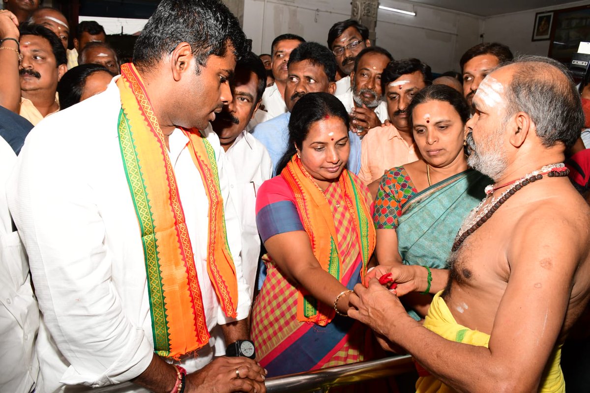 VanathiBJP's tweet photo. பழனிக்கு தைப்பூச பாதயாத்திரையை துவங்கினேன்.
துவக்கி வைத்த அன்பு சகோதரர் திரு @annamalai_k &amp;
 @BJP4TamilNadu சகோதர,சகோதரிகள் , மகளிரணி நிர்வாகிகளுக்கு எனது நன்றிகள் .

வெற்றிவேல் முருகனுக்கு அரோகரா! https://t.co/J0hHYwPrEB
