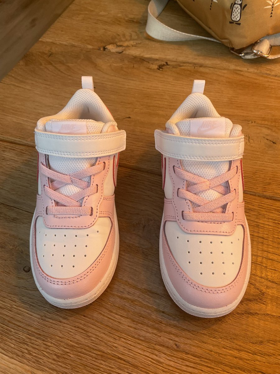 Floormulder's tweet photo. Productiefoutje ? @Nike  klittenband sluiting aan de binnenkant. #nike #productiefout https://t.co/wwFaeX8Zsz