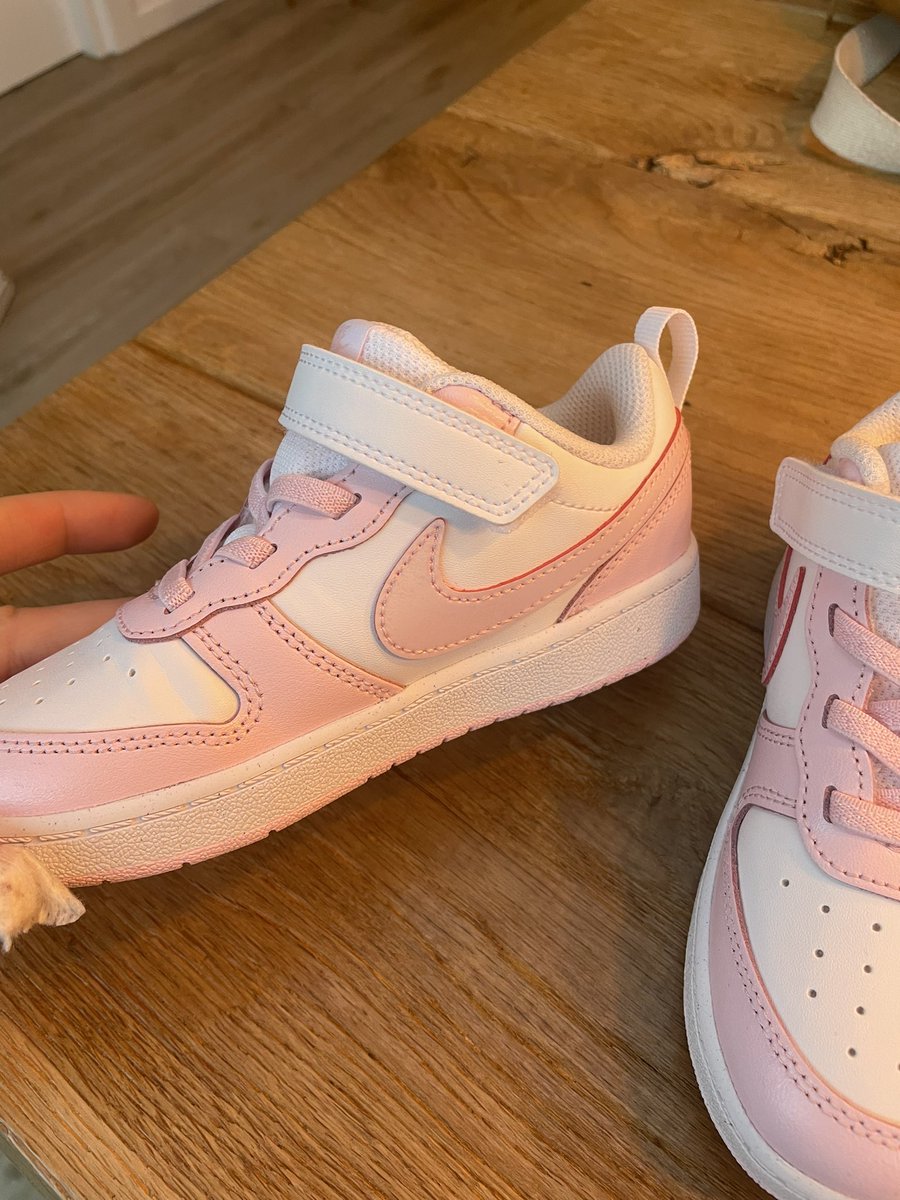 Floormulder's tweet photo. Productiefoutje ? @Nike  klittenband sluiting aan de binnenkant. #nike #productiefout https://t.co/wwFaeX8Zsz