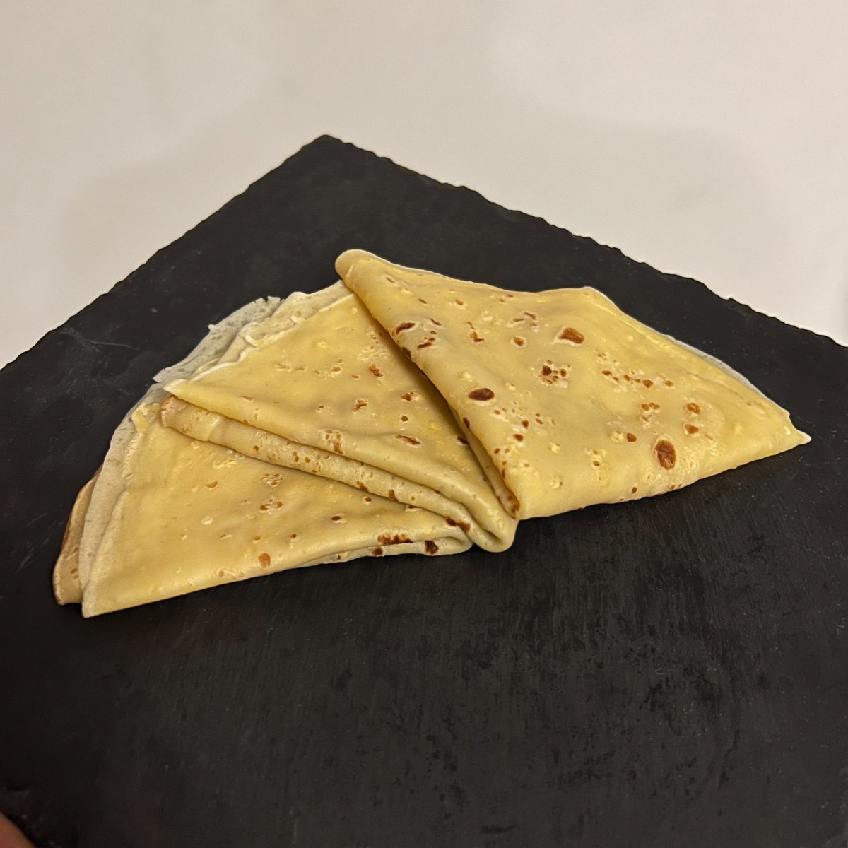 CarrefourFrance's tweet photo. On va mettre fin au débat sur les crêpes  :

Like ❤️ pour les roulées, RT 🔁 pour les pliées https://t.co/2OyKg2XfIx
