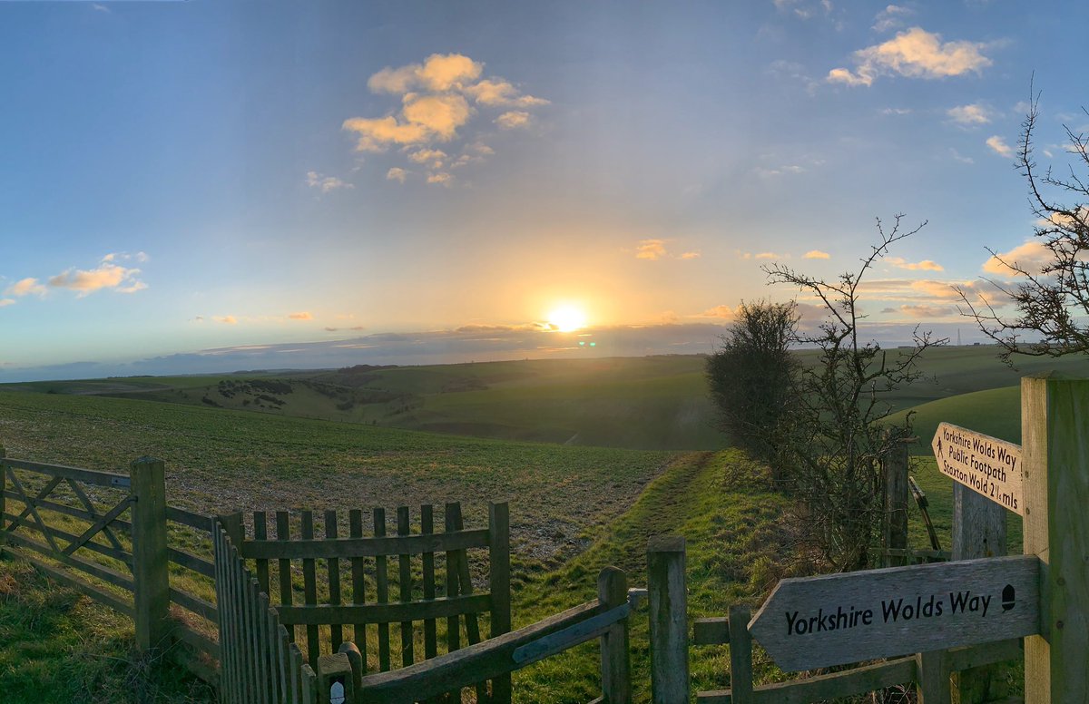 Homeward bound 🙂

@Yorkshire_Wolds @WeatherWolds @WoldsWeekly @VisitYorksWolds @VisitEastYorks @YorksWoldsWay 

#yorkshire #wolds #beautiful #scenery #nature #sky #views #sunset #hills #woldsway