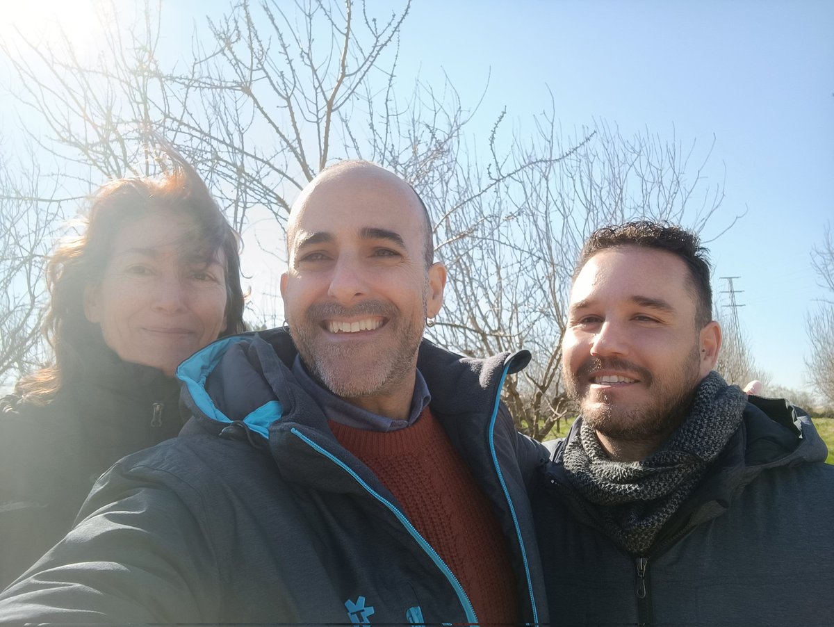 Hoy he tenido la enorme suerte de recibir entre almendros en el Centro Las Torres del <a href="/IfapaJunta/">IFAPA</a> a dos magníficos investigadores y mejores personas; Henar Prieto y Fernando Blanco, del <a href="/CICYTEX/">CICYTEX</a>.
Seguro que pronto tenemos mucho que compartir y mucha ciencia que generar.