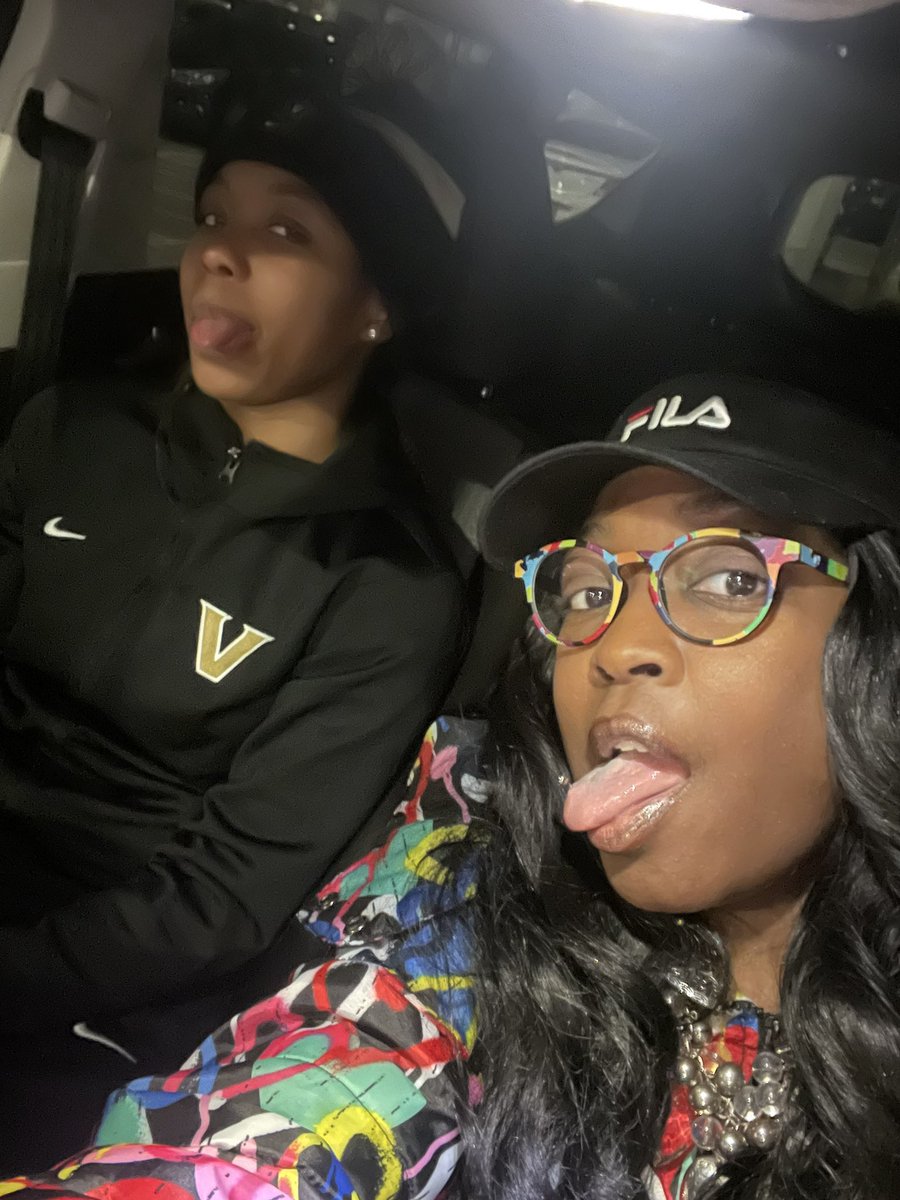 KawaunaH's tweet photo. More shenanigans from CoCo & Iyana! So proud of you @imoore_23! You’ve excelled so gracefully as a young woman. Keep pushing Princess 👑Can’t wait until next season. Come back going 2 B TUFF 💪🏾🤷🏽♀️Love you endlessly #23 #Vandymom #⚓️⬇️ P.S. C U SUNDAY. Dinner date? Mom’s PICK U PAY https://t.co/wm5Qg0UlKP