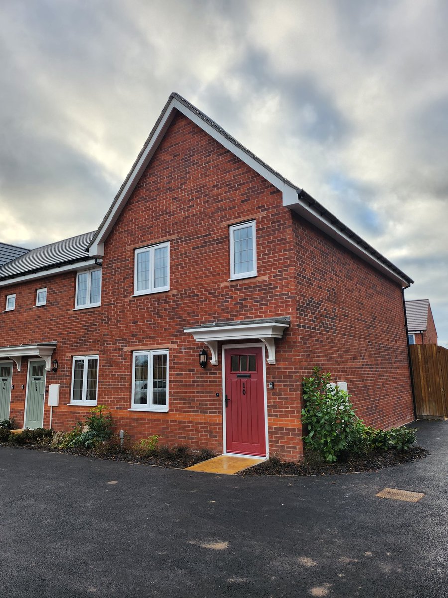 EricaHillmanSW's tweet photo. Working in partnership with Bloors and @bailygarner we took handover of 4 properties on Friday at Allimore Lane, Alcester 🏡 2 x #sharedownership 3 bed houses and 2 x #socialrent houses; 1 x 2 bed and 1 x 3 bed 🏘 https://t.co/ER4SVTuEpN