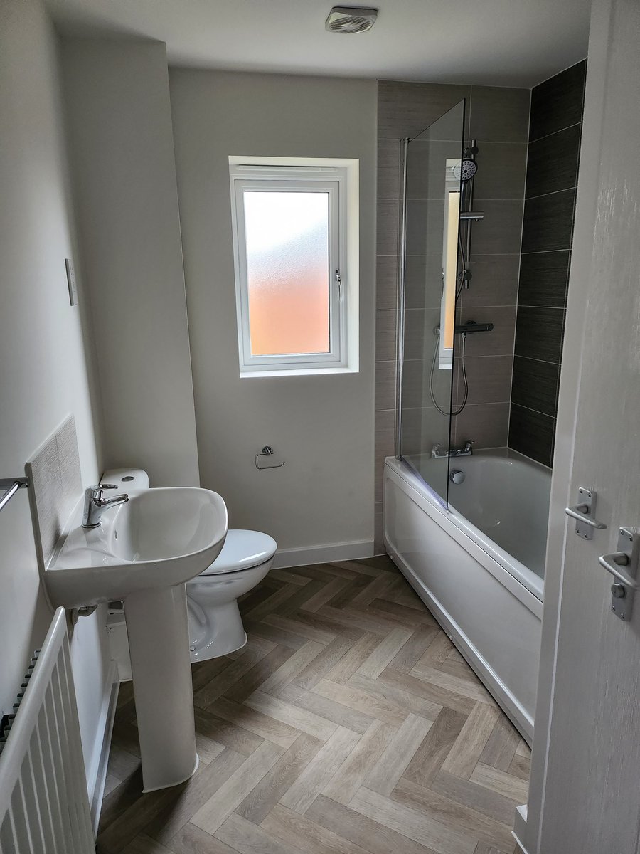 EricaHillmanSW's tweet photo. Working in partnership with Bloors and @bailygarner we took handover of 4 properties on Friday at Allimore Lane, Alcester 🏡 2 x #sharedownership 3 bed houses and 2 x #socialrent houses; 1 x 2 bed and 1 x 3 bed 🏘 https://t.co/ER4SVTuEpN