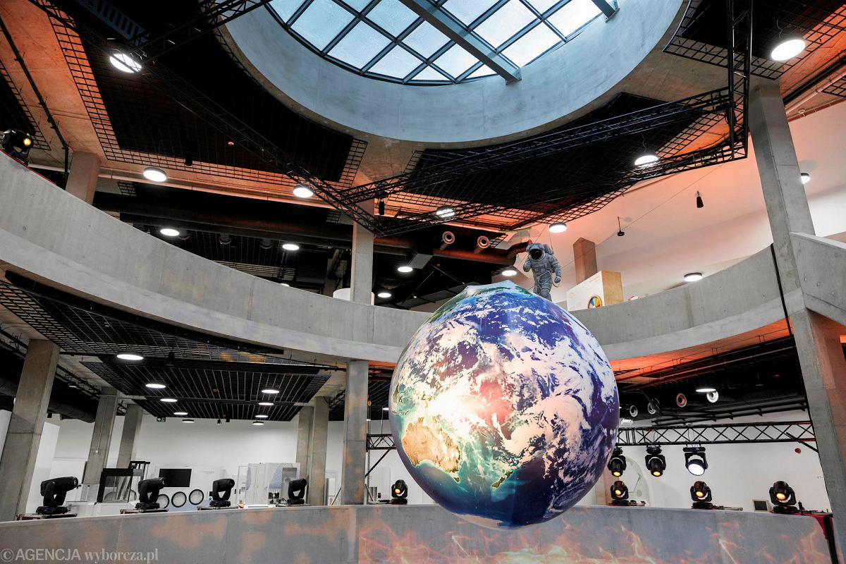 _inflatables_'s tweet photo. Our globes are loved by our clients (and us!) and used all around the world.

Here's our 4m globes in action, they travelled over to Poland and took centre stage at Adventure Ekspozycje as part of a space exhibition. 🚀🛸🌍 #globe #worldglobe https://t.co/KNmPzwoepM