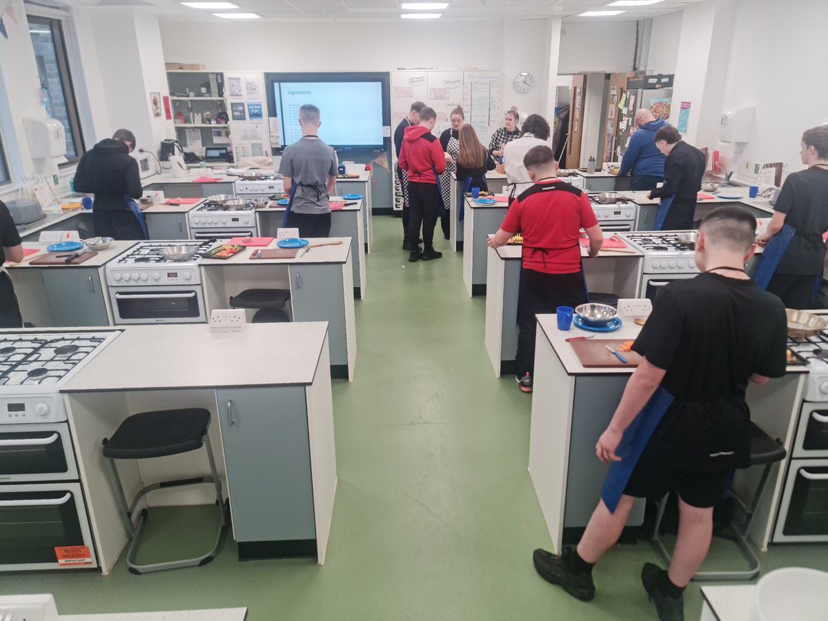 CumnockRugby's tweet photo. The Performance Academy continue our Nutrition Module with the utterly brilliant (& patient) @EACrobertburns HE Dept staff who are helping our players to make Honey Chilli Chicken today. #hankmarvin #fueltheengine #bettereveryday https://t.co/68aoFQPdv9