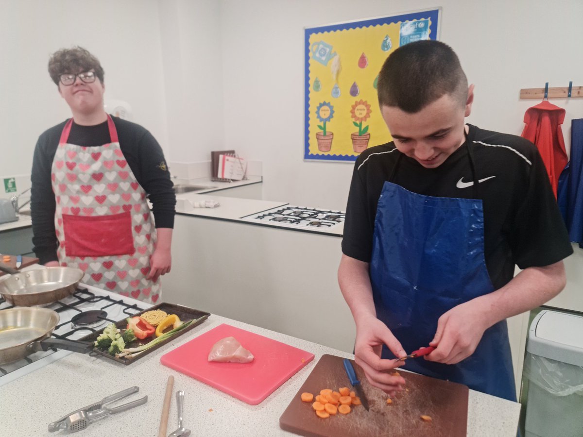 CumnockRugby's tweet photo. The Performance Academy continue our Nutrition Module with the utterly brilliant (& patient) @EACrobertburns HE Dept staff who are helping our players to make Honey Chilli Chicken today. #hankmarvin #fueltheengine #bettereveryday https://t.co/68aoFQPdv9
