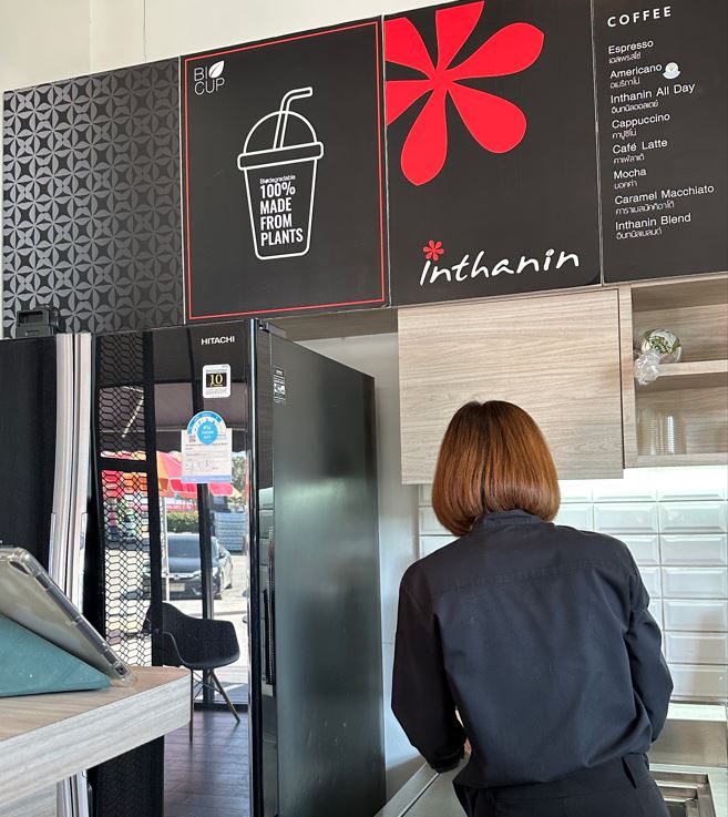 natureworks's tweet photo. Our colleague, Watid Watanyupaisan, took the team to #Inthanin to see their cups & straws made with Ingeo biopolymer and, of course, to enjoy a cup of coffee. ☕🌱
#biobased #Ingeo #PLA #compostable #fsw #serviceware #biocup https://t.co/vcGMeIamzd