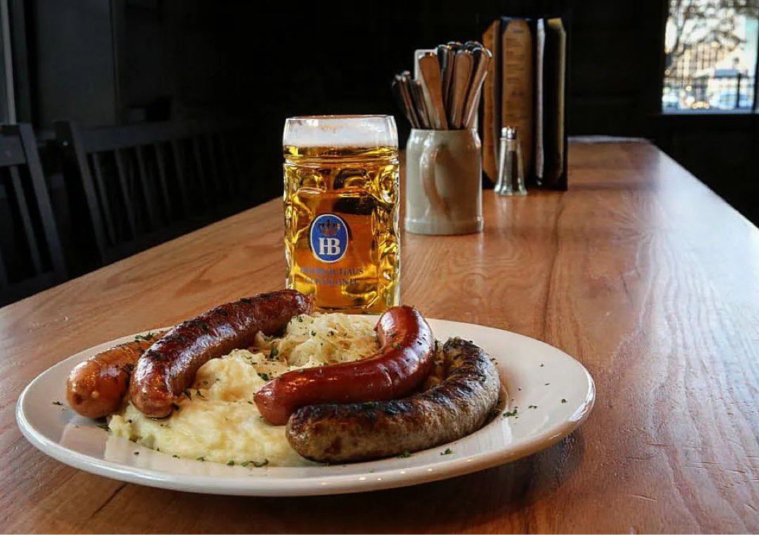 HofbrauUSA's tweet image. When #Mondays are “the wurst“…cheer yourself up with a delicious #Wurst #Platter like this and your #favorite #Hofbräu #Beer 🤩 by @HofbrauhausCLE