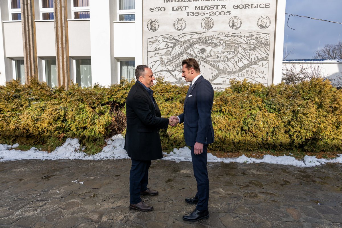 SecondGent46's tweet photo. Everyone wants to know where they are from. My ancestors were likely from Gorlice, Poland. The town’s Jewish community was exterminated in the Holocaust, yet today the town’s leaders are working to honor the lives lost and remember the past, setting an example for us all. https://t.co/FNlnIhTWCo