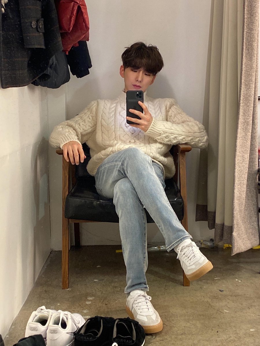 ✉️남친 갔어 와도 돼.

유기엱이 이민역이랑 데이트 끝내고 이제 막 집에 도착했을 때, 이민역한테서 저런 문자가 와있는거임. 유기엱 딱 보자마자 ...시발 뭐지? 이 생각으로 바로 전화거는데 받지 않음. 진짜 바람인가? 이새끼가? 이런 생각으로 간절히 문자 보내는데 1은 안 사라짐. #댕햄