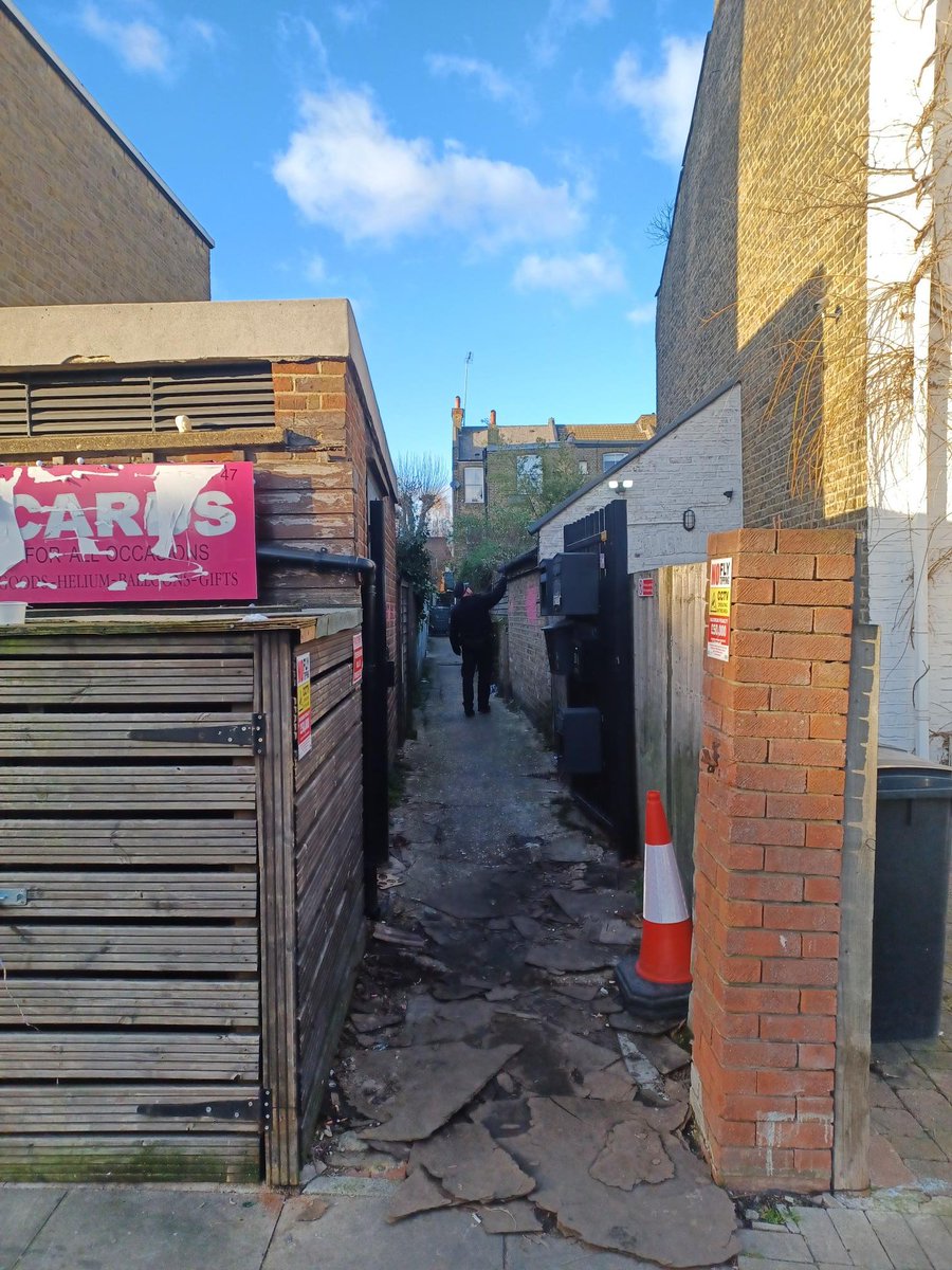 MPSQueensPark's tweet photo. We carried out a weapons sweep today in the alleyway between Kempe Road and Keslake Road which has previously been used to stash weapons used in street robberies. Nothing was found which is good news. #kemperoad #keslakeroad #kensalrise #weaponsweep https://t.co/bJ1bscFcly