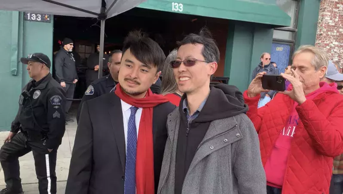 Syndicate650's tweet image. 在阿罕布拉市年度四海迎春活动举行，表彰多强英雄蔡班达仪式后，主办方还安排了和英雄交流和合影，参与民众受到英雄的义举所感动，要求和英雄合影的民众大排长龙的，