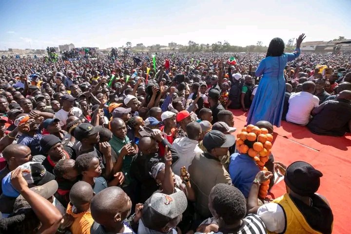 kingethuk's tweet photo. WHO'S this person that Ruto is so AFRAID of to a point of trembling in his voice as he talks of sponsoring PUBLIC BARAZAS?
WHY can't he ORDER ARRESTS with all the MACHINERY?
Does he have Intelligence brief that the country could be headed to an UPRISING. https://t.co/kauvDmipDS