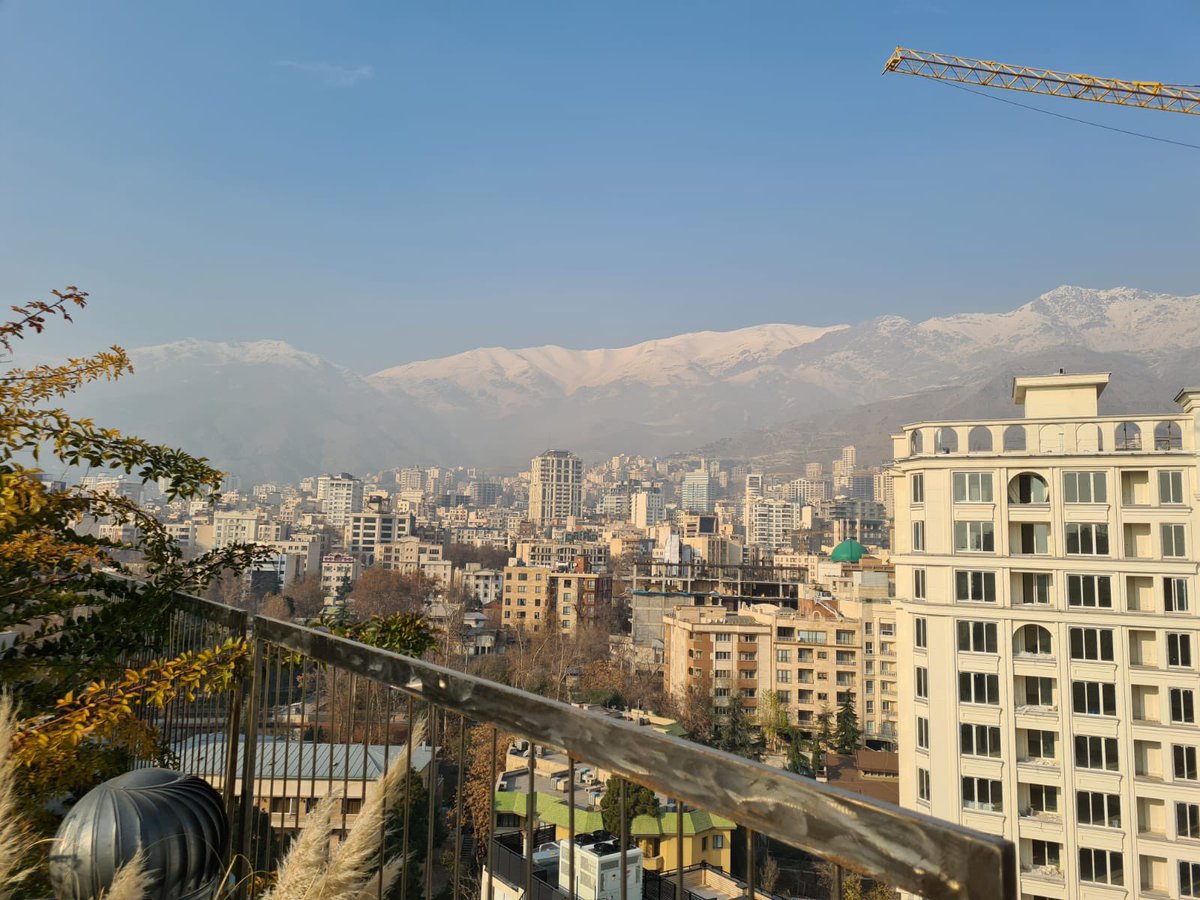 Kampf der Bevölkerung im #Iran ist wie der einer Frau, die von ihrem Mann geschlagen wird. Einen Moment hat sie mutig Chance ergriffen u die Öffentlichkeit hat sie wahrgenommen, doch die Tür schließt sich wieder u sie ist alleine mit dem Mann, der sie prügelt u niemand sieht hin.