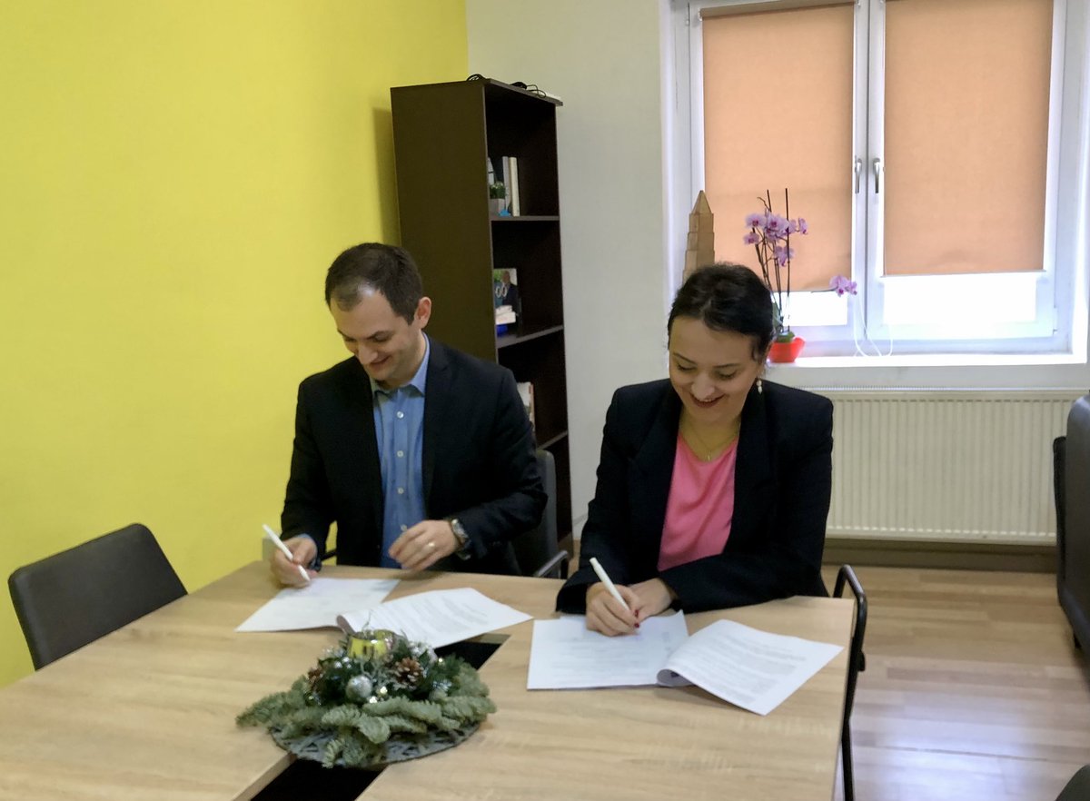 Me Ambasadorin matematicien <a href="/qendrimrgashi/">Qëndrim R. Gashi</a> e nënshkruam marrëveshjen e bashkëpunimit për promovimin e matematikës në shkollat e Prishtinës. Përderisa po flasim që profesionet e së ardhmes janë në STEM, matematika është e domosdoshme për të qenë pjesë e të ardhmes. 📚👩🏼‍💻🧑🏻‍💻
