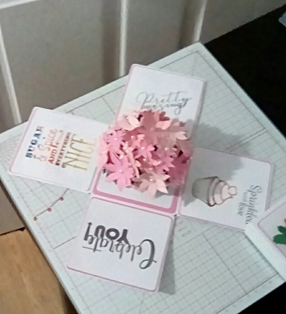 Tizzy_S_d's tweet photo. Mondays showstopper...
flower cupcake card
#cardmaker
#cardcraft
#handmadecards
#boxcards
#crafter
#handmade
#handmadecrafts https://t.co/uQ3m69D2UC