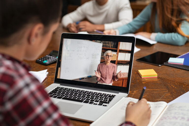 UniRdg_TEL's tweet photo. Glasgow Uni is running a new study looking at how & why campus-based students use lecture recordings. Participation will take 10-15 mins & you can take part in a £10 Amazon prize draw. For more info & to participate, please visit https://t.co/chkIzlk7zA #LearningCapture https://t.co/9Yb5XVgArk