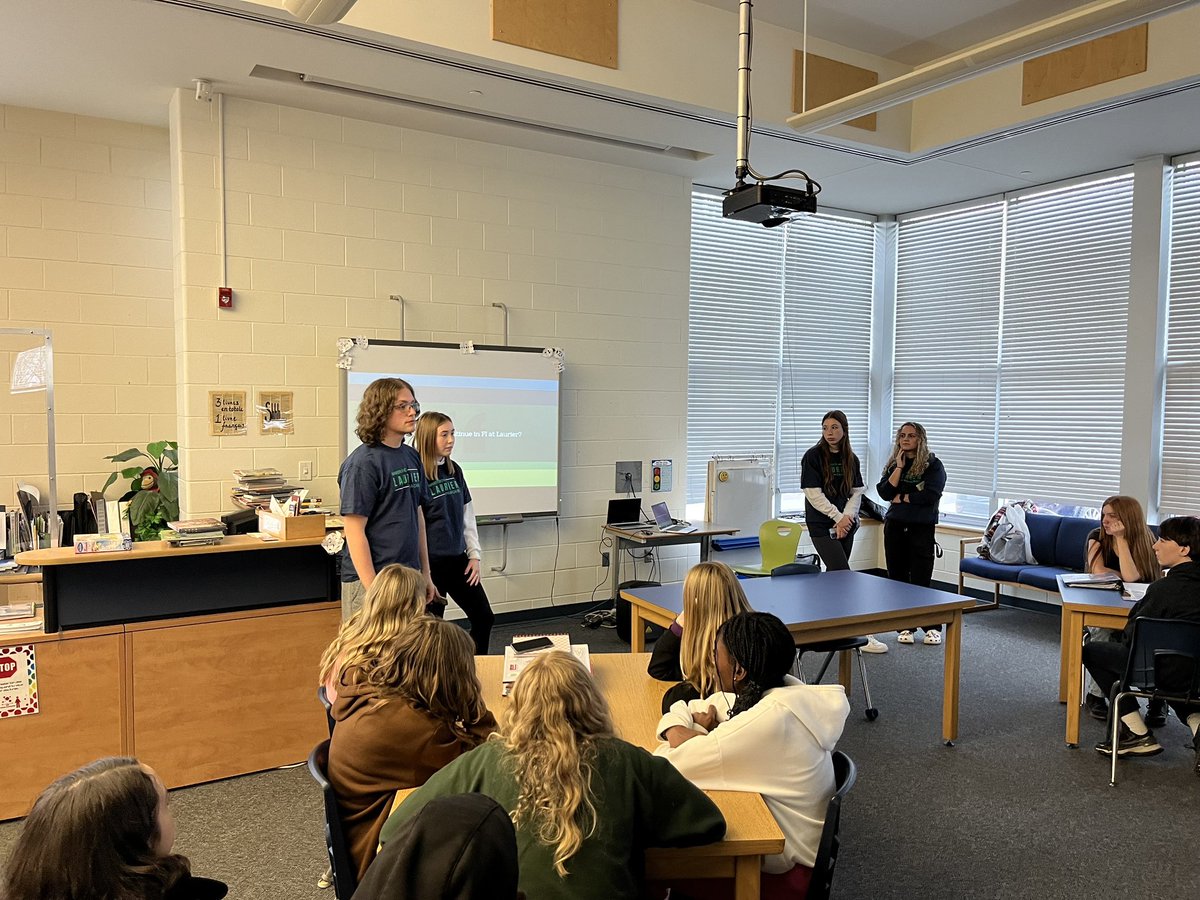 FrenchLaurier's tweet photo. Bonjour PAFI! Les élèves de Laurier Immersion ont bien apprécié l'occasion de parler de notre programme et de voir leurs anciens enseignants! #bleu&amp;vert,fort&amp;fier @PrincessAnneFI https://t.co/ZMjXvFMOof