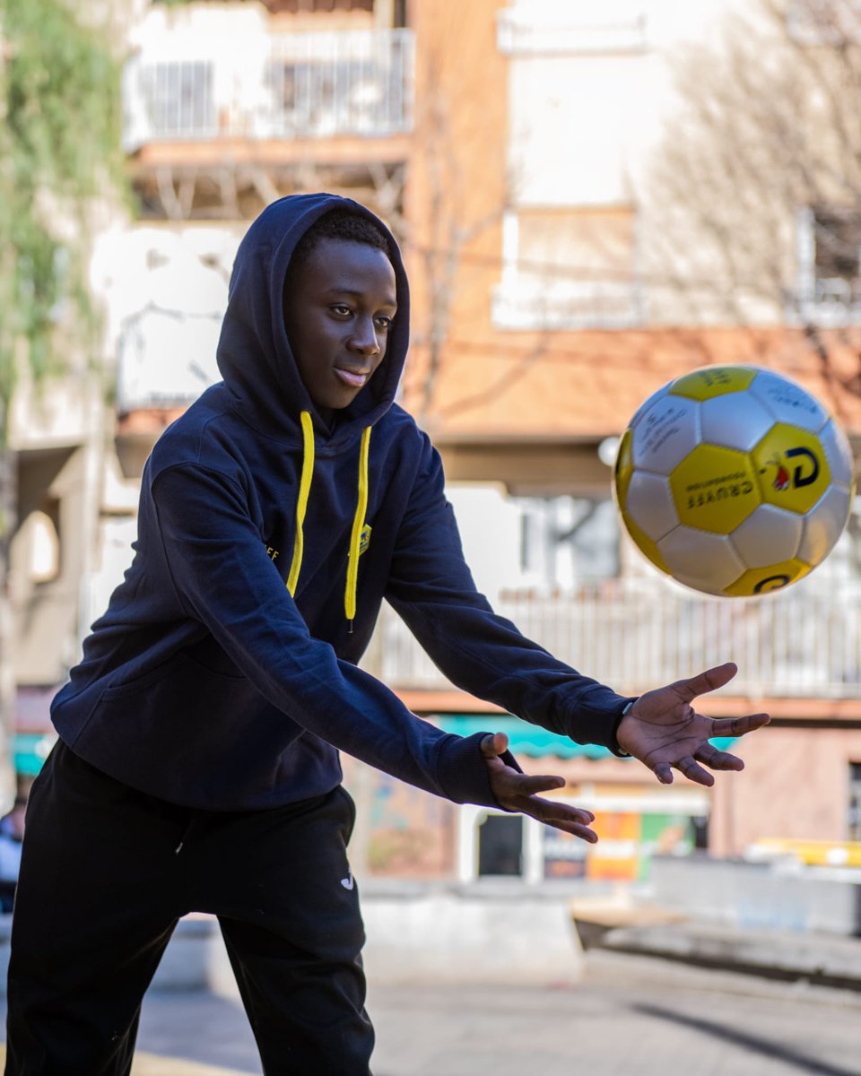 JCFoundation's tweet photo. Today we opened in honour of our 25th anniversary our second Creative Cruyff Court. This beautiful, artistic Court in the province of Barcelona transforms urban space and enables children and young people to play in the streets. 

#CruyffLegacy
#25YearsOfCreatingSpace https://t.co/kzLOltFlba