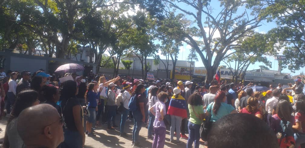 HecmarysV1209's tweet photo. #28Ener| Mi apoyo para nuestra Sec. Femenina, docente de profesión y vocación, Marbella Padilla, comprometida con esta gran lucha, al igual que nuestro prof. Pedro Salazar, Sec.  Agrario de nuestro CES AD Monagas. Somos una sola voz! 
#ADestaenlacalle #GoBernaremos https://t.co/AAx3WnuXmv
