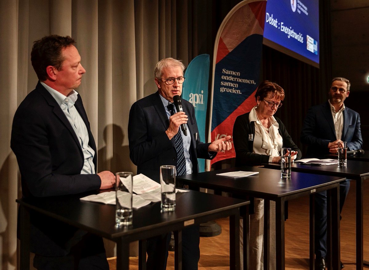 FluxysBelgiumNL's tweet photo. De #energietransitie versnellen?⚡ “Samen de schouders eronder zetten is de boodschap” zei onze CTO Peter Verhaeghe op de nieuwjaarsreceptie van de Zeebrugse havengemeenschap. 💪 Onze ambitie: 30 TWh #waterstof en 30 mln. ton #CO2 per jaar kunnen vervoeren tegen 2030. #APZI #VOKA https://t.co/R6FVYU8PX1