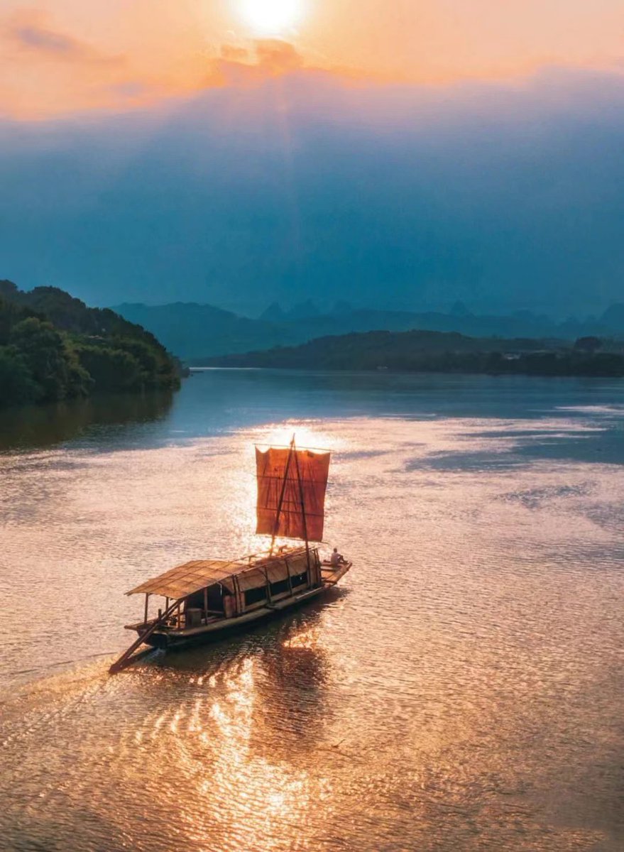 Guilin__China's tweet photo. Known as the "Golden Waterway", the #Guijiang #River begins at the confluence of three rivers north of #Pingle County. When the #sun sets, the boat flows slowly on the river, leaving golden ripples behind, just like the tail of a phoenix. #discoverguilin #travelinguilin #Scenery https://t.co/ZAjml7xCiM