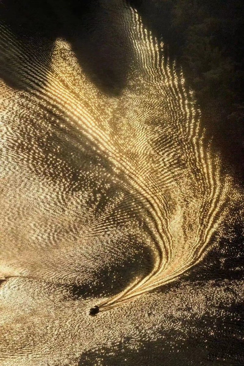 Guilin__China's tweet photo. Known as the "Golden Waterway", the #Guijiang #River begins at the confluence of three rivers north of #Pingle County. When the #sun sets, the boat flows slowly on the river, leaving golden ripples behind, just like the tail of a phoenix. #discoverguilin #travelinguilin #Scenery https://t.co/ZAjml7xCiM