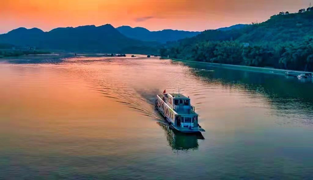 Guilin__China's tweet photo. Known as the "Golden Waterway", the #Guijiang #River begins at the confluence of three rivers north of #Pingle County. When the #sun sets, the boat flows slowly on the river, leaving golden ripples behind, just like the tail of a phoenix. #discoverguilin #travelinguilin #Scenery https://t.co/ZAjml7xCiM