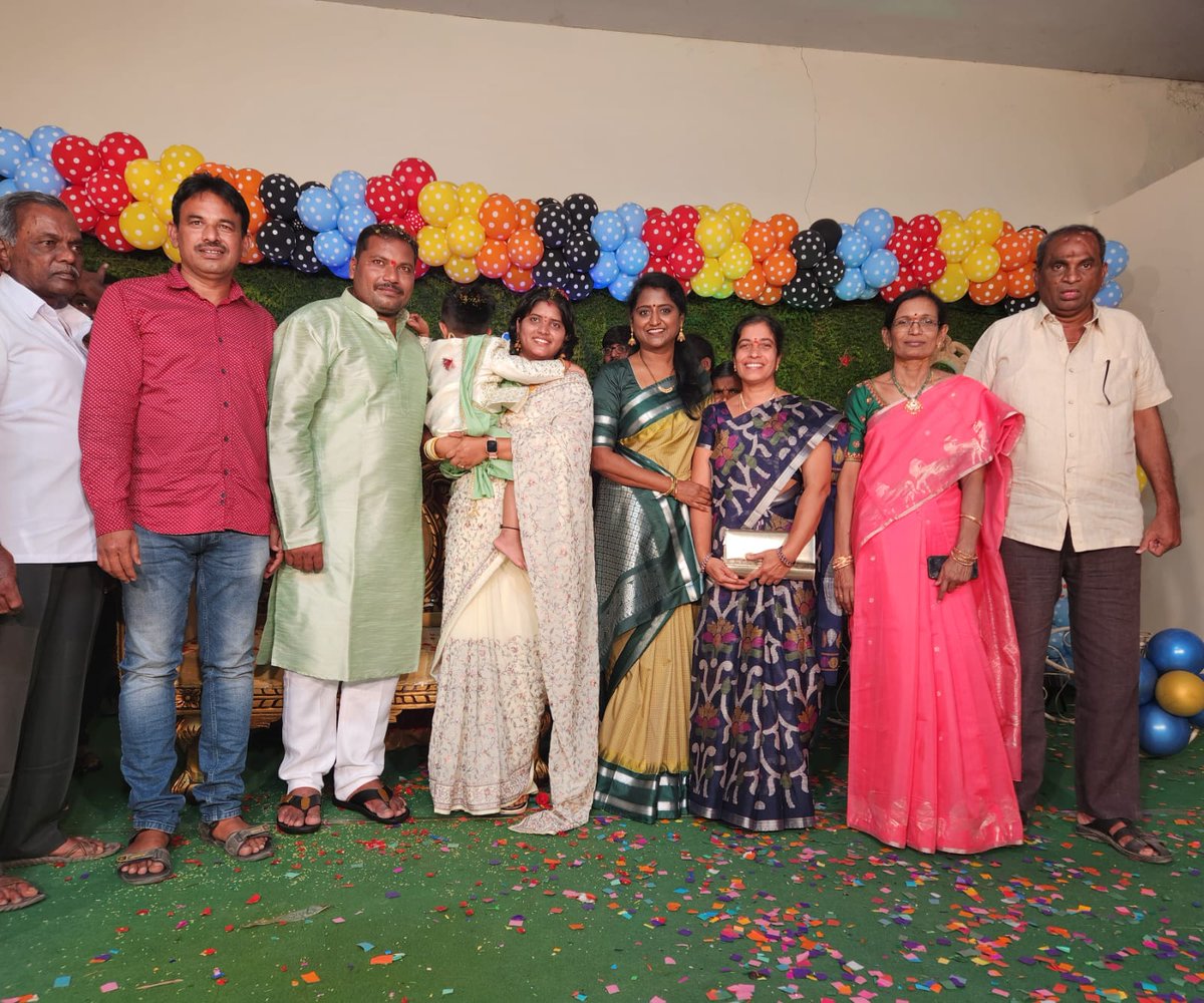 SrilathaChalla's tweet photo. V.L.R కన్వెన్షన్ హాల్, బాదలాపురం నందు #మిర్యాలగూడ వాస్తవ్యులు గంట దివ్య - శ్రావణ్ రెడ్డి ల కుమారుడు ద్రాక్ష సాయిరెడ్డి 3వ జన్మదిన వేడుకల్లో పాల్గొని చిరంజీవిని ఆశీర్వ��ించిన #నేరేడుచర్ల @BRSparty పట్టణ అధ్యక్షురాలు &amp; మున్సిపల్ వైస్ చైర్ పర్సన్ @SrilathareddyC గారు

@TelanganaCMO https://t.co/yeIMox6vXU