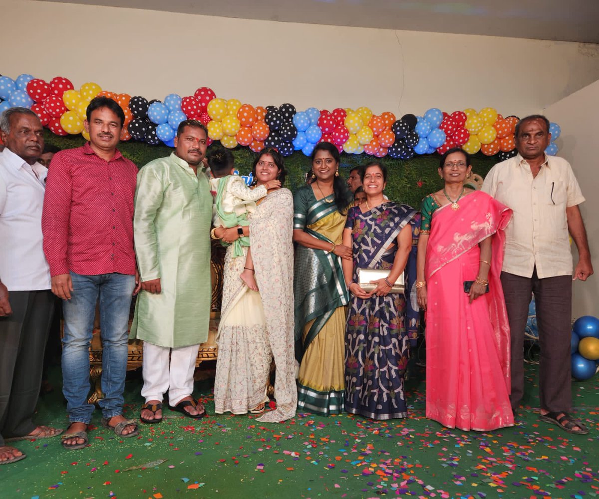 SrilathaChalla's tweet photo. V.L.R కన్వెన్షన్ హాల్, బాదలాపురం నందు #మిర్యాలగూడ వాస్తవ్యులు గంట దివ్య - శ్రావణ్ రెడ్డి ల కుమారుడు ద్రాక్ష సాయిరెడ్డి 3వ జన్మదిన వేడుకల్లో పాల్గొని చిరంజీవిని ఆశీర్వ��ించిన #నేరేడుచర్ల @BRSparty పట్టణ అధ్యక్షురాలు &amp; మున్సిపల్ వైస్ చైర్ పర్సన్ @SrilathareddyC గారు

@TelanganaCMO https://t.co/yeIMox6vXU