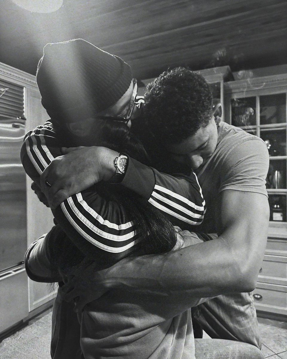 📱| Candice Patton post on Instagram: "bonds that cannot be broken. 🖤" #theflash