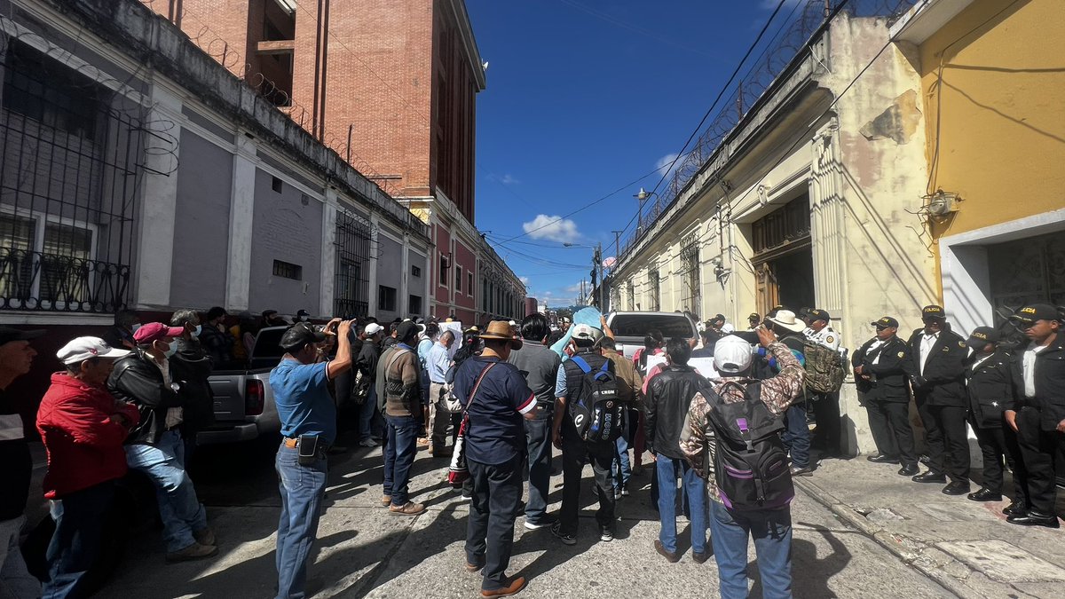 hmontenegroGT's tweet photo. #DecisionLibre | Mientras tanto, miembros de la agrupación política manifiestan afuera del Registro de Ciudadanos. @prensa_libre @Guatevision_tv https://t.co/gdSyHhFxsl