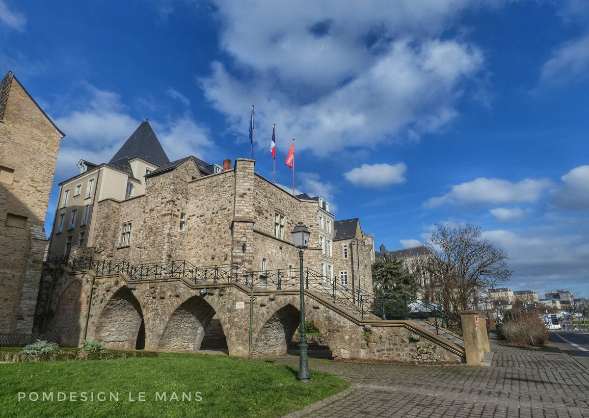 L'ancien Palais des comtes du Maine qui est maintenant la mairie du Mans et l'escalier des Ponts-Neufs.
#LeMans 
#sarthetourisme
@ofcourselemans 
@ActuMans 
@sartheco