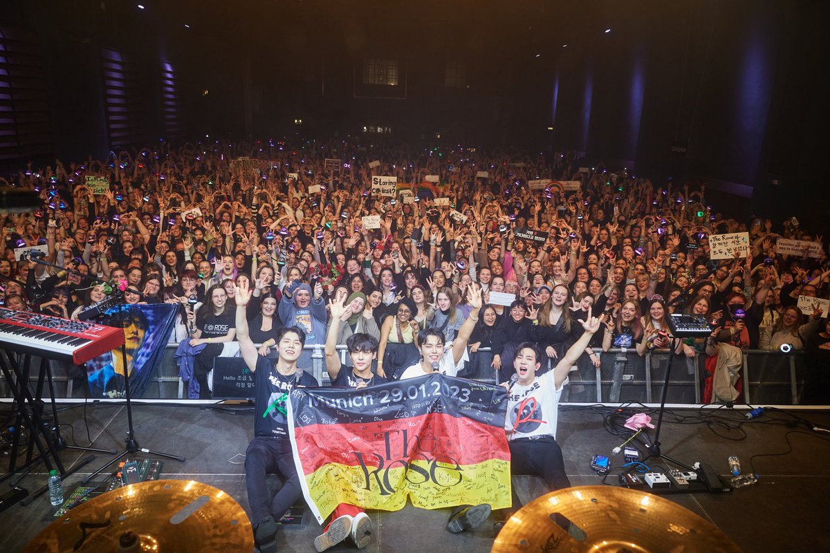 suzane_twt's tweet photo. How it started            How it's going

#WoosunginCologne #TheRoseinMunich https://t.co/zwEo8vgKDj