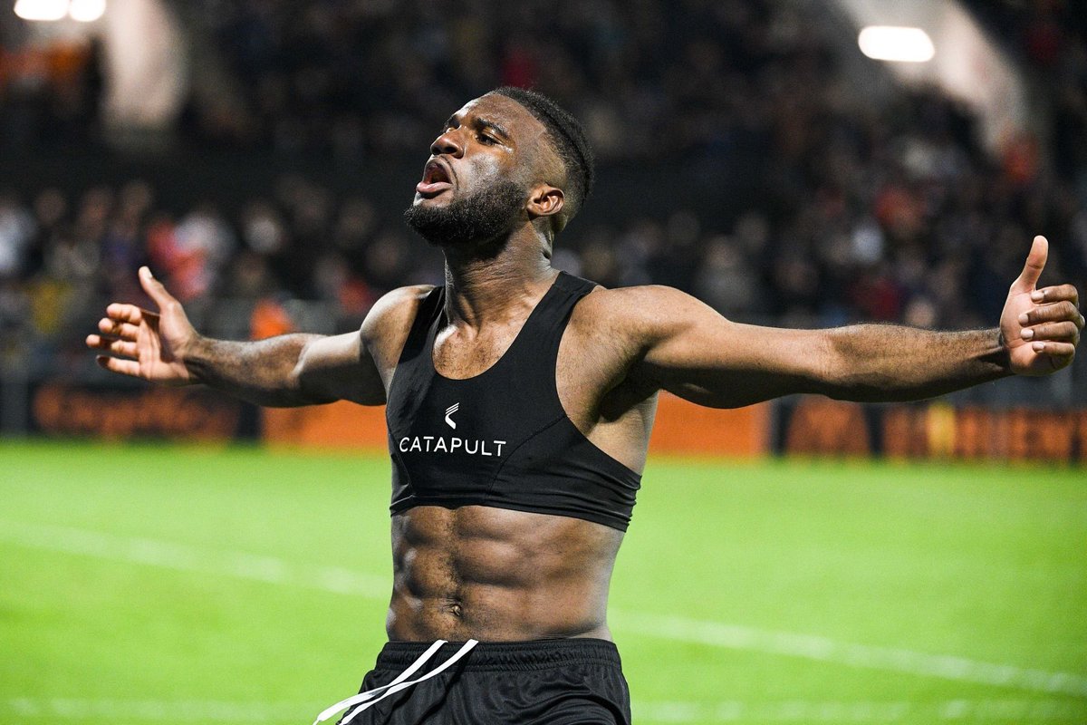 Why Do Men's Soccer Players Wear Sports Bras? POPSUGAR Fitness