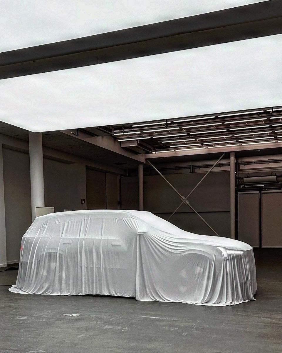 sidpatankar's tweet photo. All set to meet the latest from #Volvo. The #EX90 is the first of an advanced portfolio of electric-only car models from the Scandinavian marque. Standby for the post-reveal pics! SVP
#EV #VolvoEX90 #electric #DippedInBlue #Gothenburg #VolvoHQ #VolvoDesign https://t.co/Tkh9TaON6b