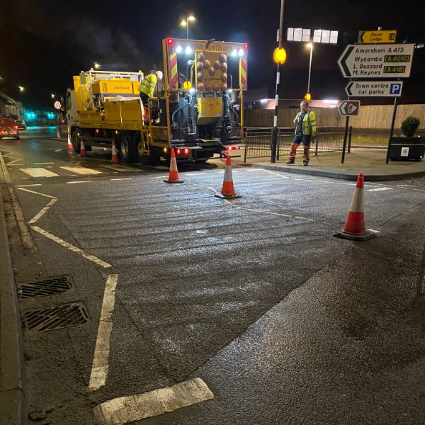 HMSDecorative's tweet image. HMS were in Aylesbury last week laying #BBA/#HAPAS-approved #highFrictionSurfacing to improve road &amp;amp; public safety on the approach to this roundabout &amp;amp; zebra crossing. 

This will reduce the risk of skidding by at least 50%! 👉bit.ly/3EIDh5

#surfacingContractor