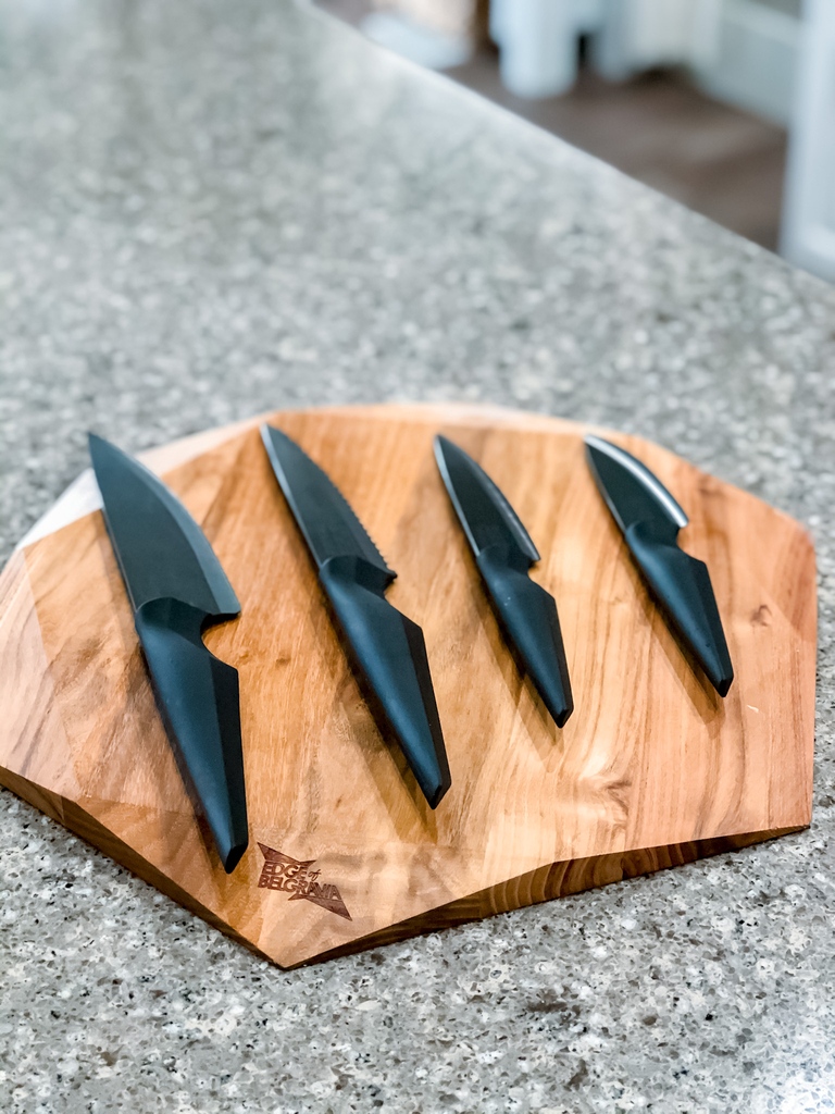 The TEAK STAR Cutting Board Large Slim🤩⁠
⁠
⁠A good chef has to be a manager, a businessman and a great cook👩🏽‍🍳🔪
⁠
⚡️SHOP IT NOW 

edgeofbelgravia.co.uk/collections/ac…
⁠