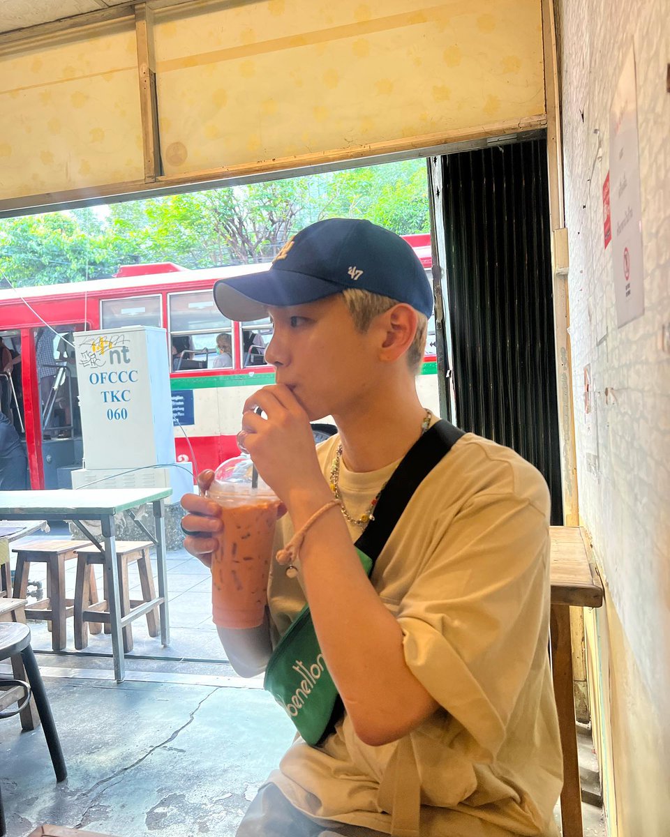 SNWThai's tweet photo. 🥰 คุณหนูคีย์มาเยือนเมืองไทยร้อนมากๆ ทั้งที ~~~
พอหยิบจับทานอะไรก็ไวรัลไปหมด
ชาไทยจะขาดตลาดมั๊ยน้า 🙀

เพื่อนๆ ลองมาลิ้มรสชาไทยกันค่า 💖
#KeyinThailand 
#Key #SHINee https://t.co/xjM7XoUvJ5