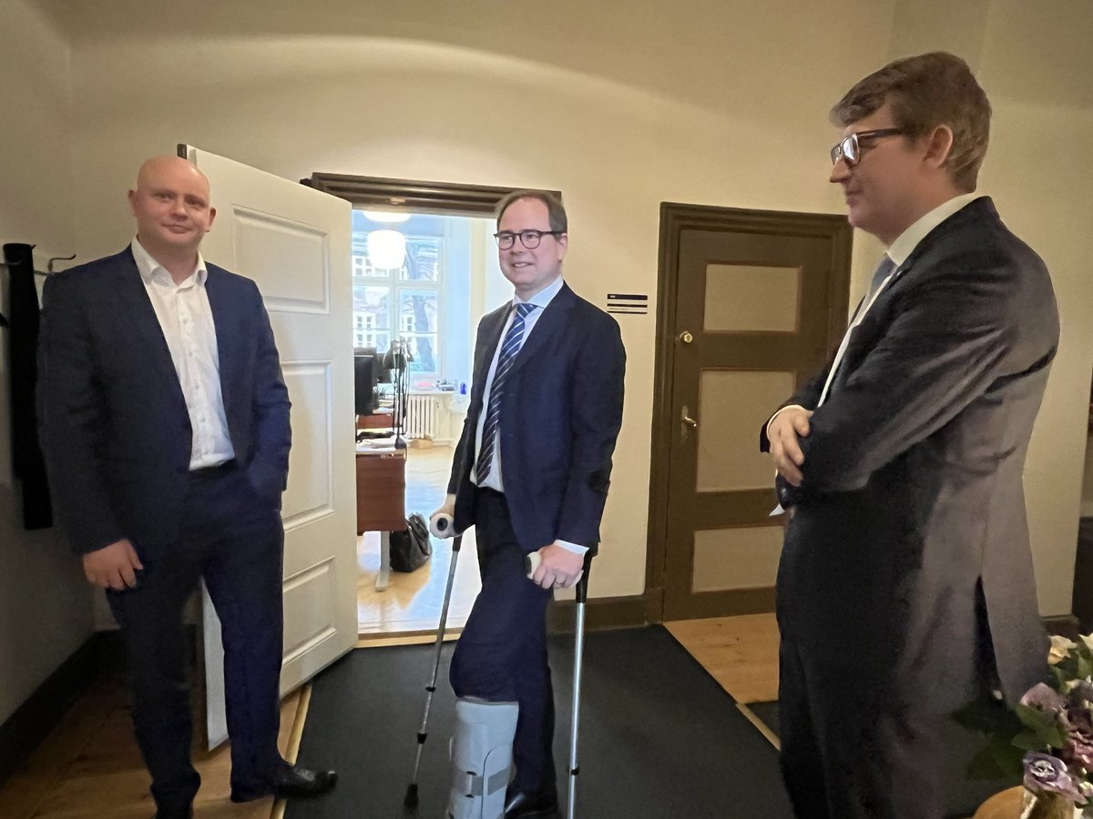 Regeringen har i dag fremlagt forslag til en inflationspakke til 2,3 mia. kr. Vi foreslår bl.a., at de pensionister, der har mindst, skal have 5.000 kr. skattefrit. Vi ser frem til forhandlinger med partierne. Billedet er taget kort før mødet med pressen.