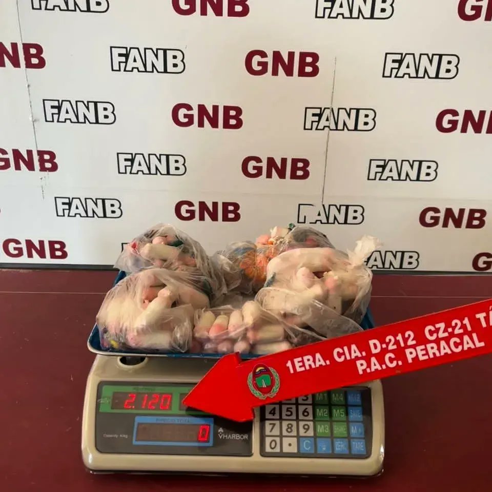FreddyBernal's tweet photo. Felicito a la #GNB del Punto de Control Peracal por la detención de la ciudadana Beisabeth Noguera,  quien transportaba 105 dediles con presunta sustancia ilícita con un peso de 2,120 Kg procedente de Colombia. La joven ya se encuentra a la orden del Min. Público. https://t.co/kt42ywJ3q4