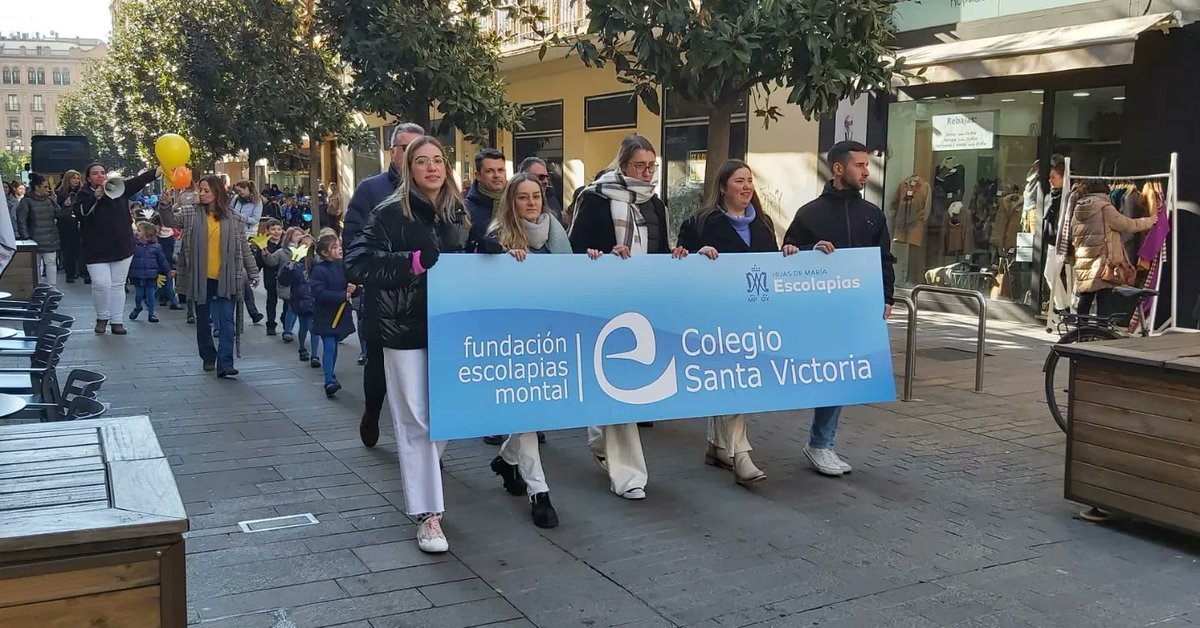 M_Torrejimeno's tweet photo. Acompañando a los alumnos del Colegio Santa Victoria en la Marcha por el Día de la Paz y la No Violencia escolar, que han realizado por el centro de Córdoba 🕊️
Educamos a nuestros alumnos pequeños en valores de respeto y derechos humanos 👏🏼
#CordobaEsp #Educacion #SantaVictoria https://t.co/BXNv7hYU97