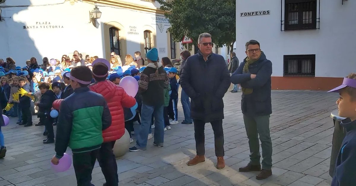 M_Torrejimeno's tweet photo. Acompañando a los alumnos del Colegio Santa Victoria en la Marcha por el Día de la Paz y la No Violencia escolar, que han realizado por el centro de Córdoba 🕊️
Educamos a nuestros alumnos pequeños en valores de respeto y derechos humanos 👏🏼
#CordobaEsp #Educacion #SantaVictoria https://t.co/BXNv7hYU97